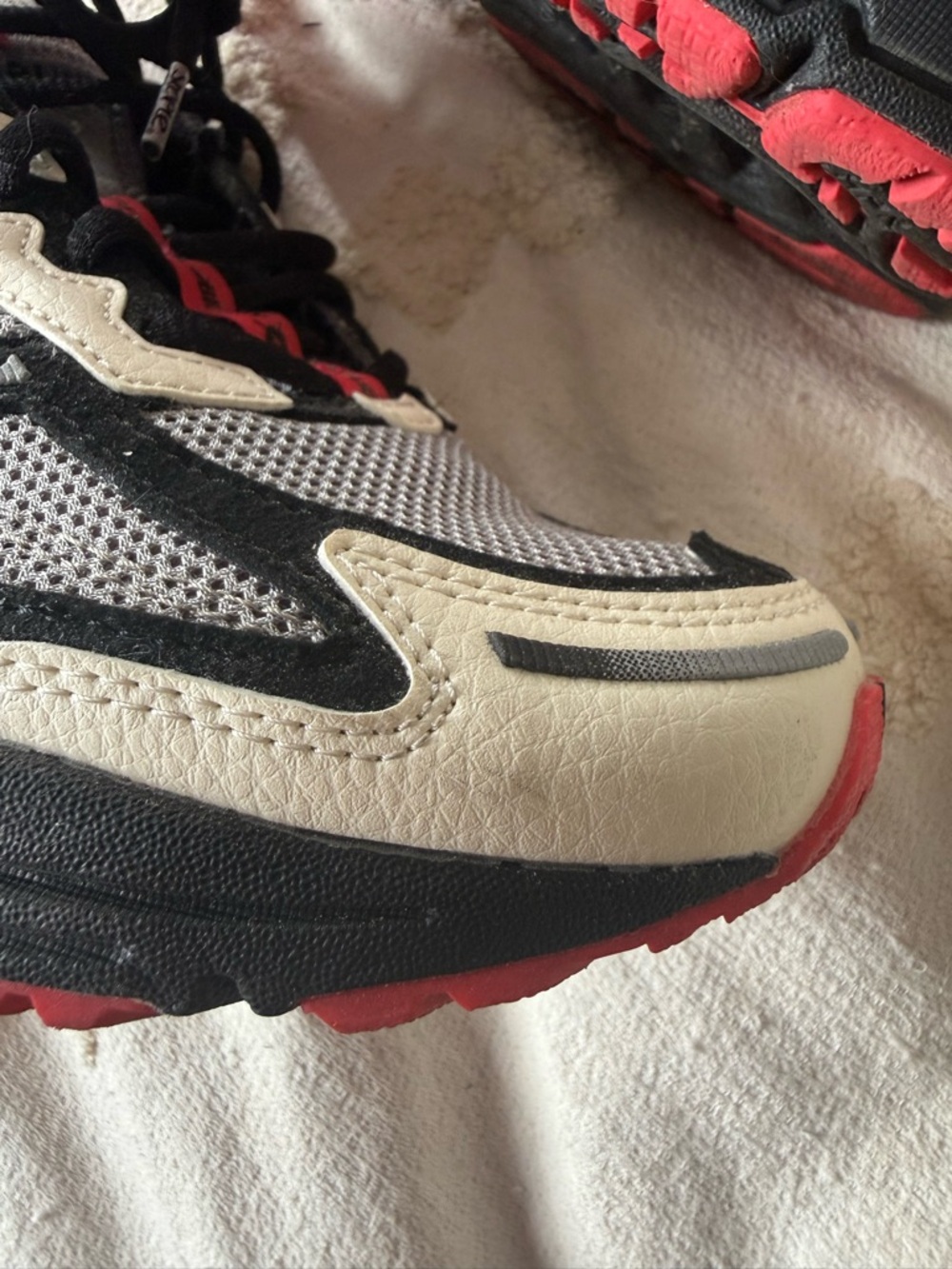 Jeff Staple x Brooks Adrenaline GTS 4 - Picture 3 of 7